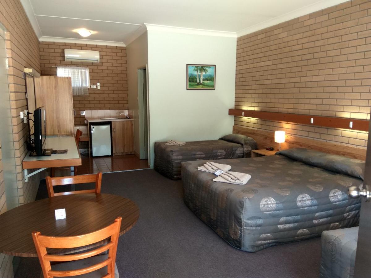 Holbrook Town Centre Motor Inn Екстериор снимка