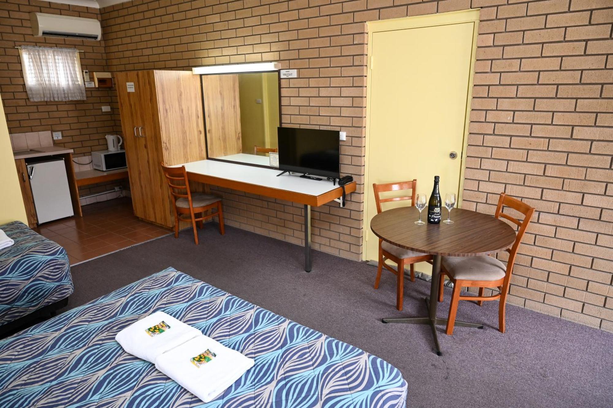 Holbrook Town Centre Motor Inn Екстериор снимка
