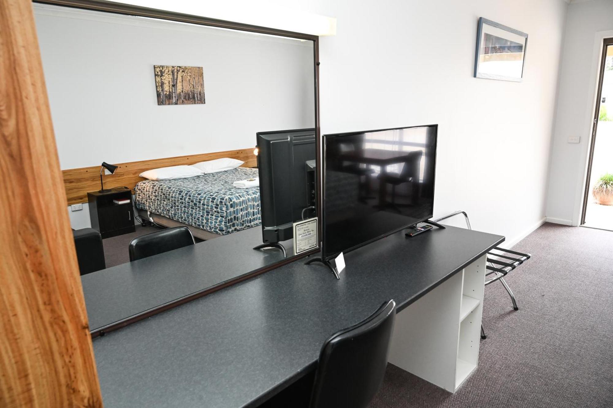 Holbrook Town Centre Motor Inn Екстериор снимка