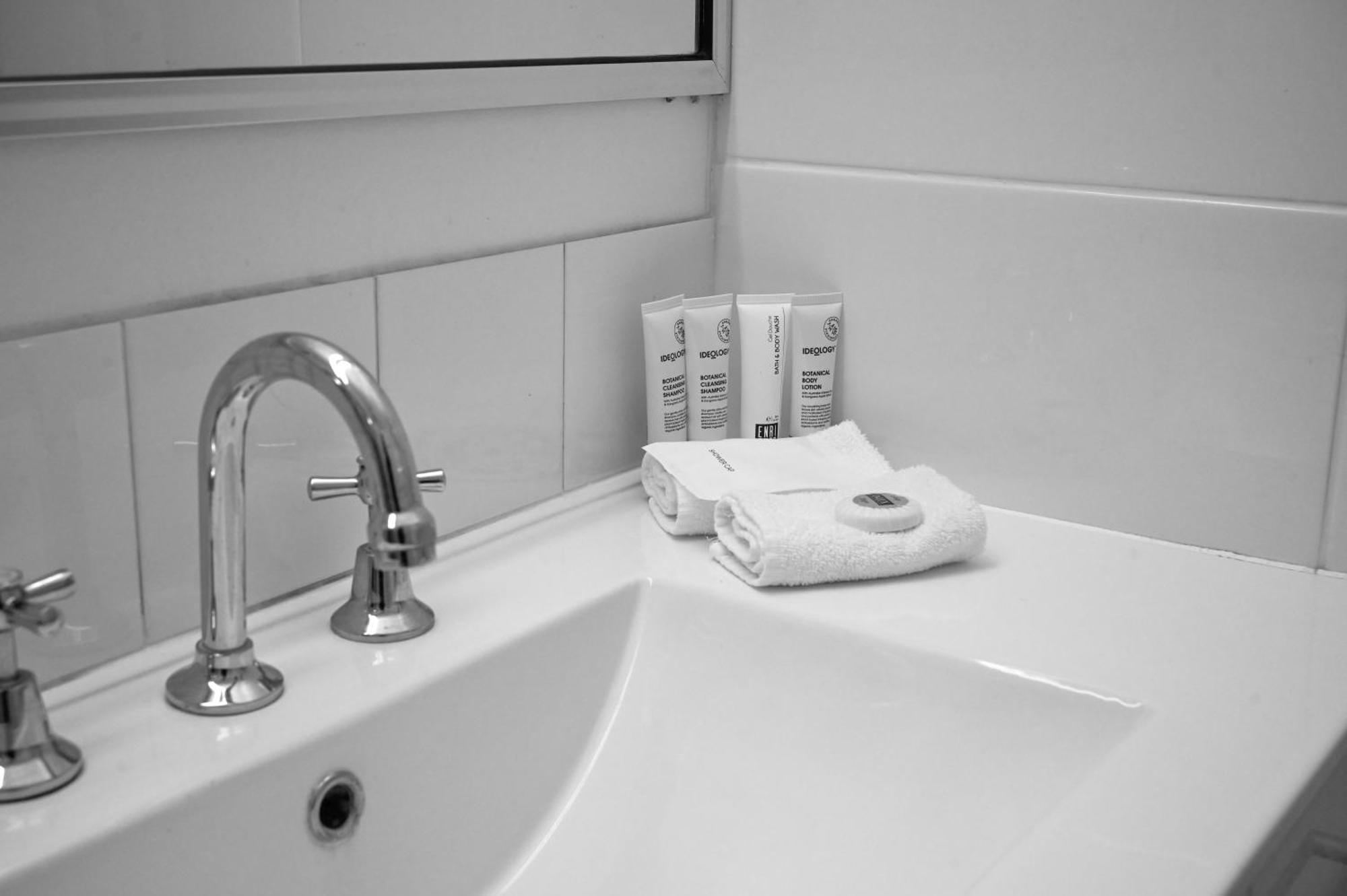 Holbrook Town Centre Motor Inn Екстериор снимка