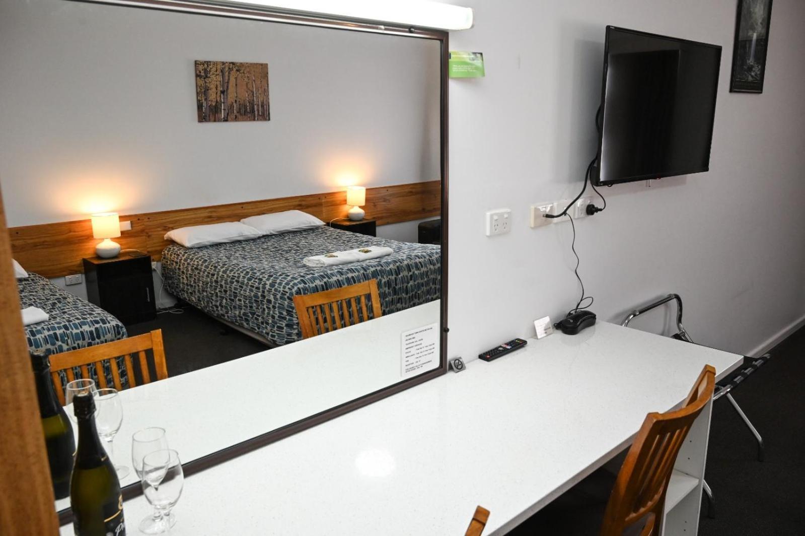 Holbrook Town Centre Motor Inn Екстериор снимка