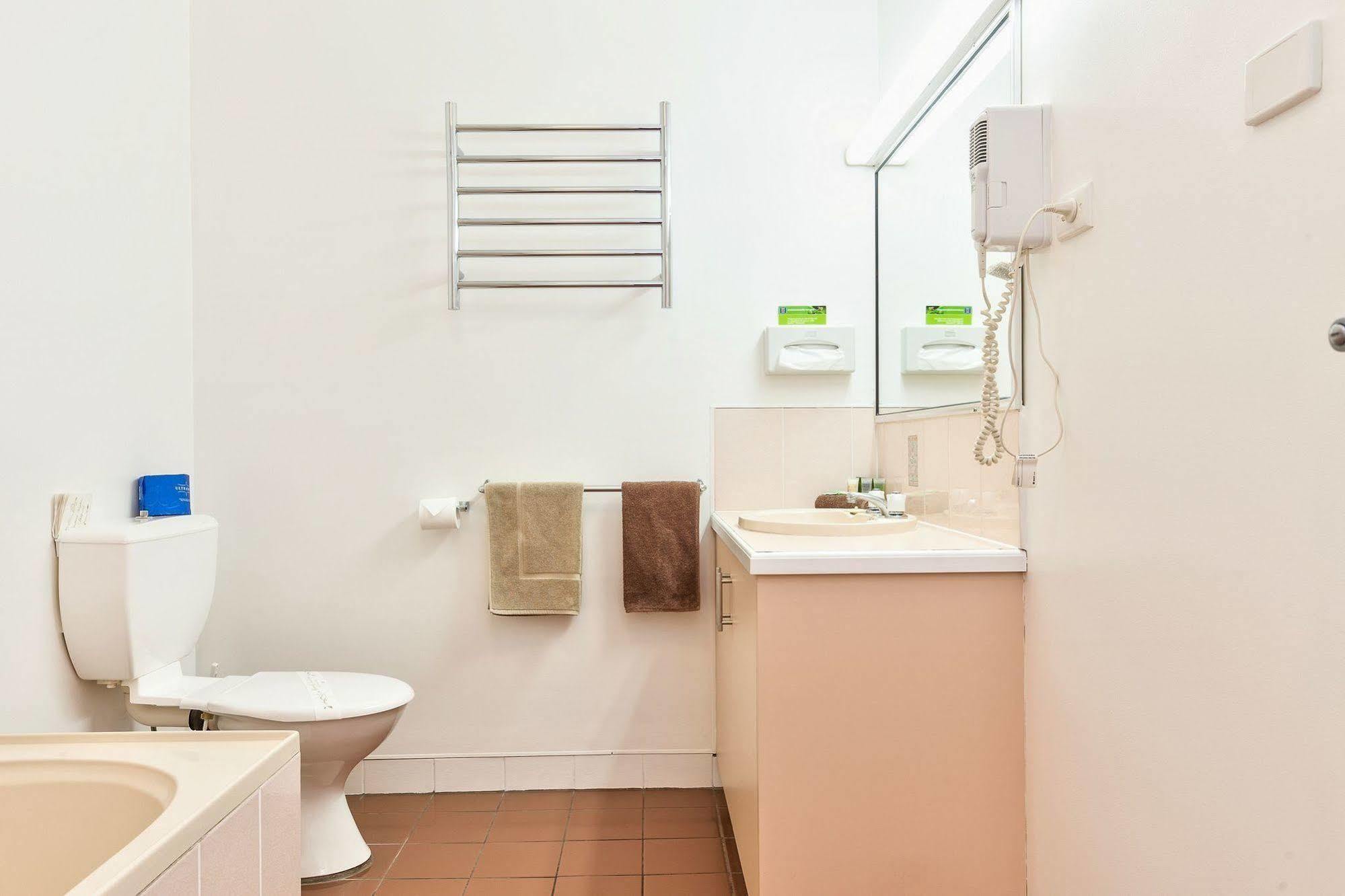 Holbrook Town Centre Motor Inn Екстериор снимка