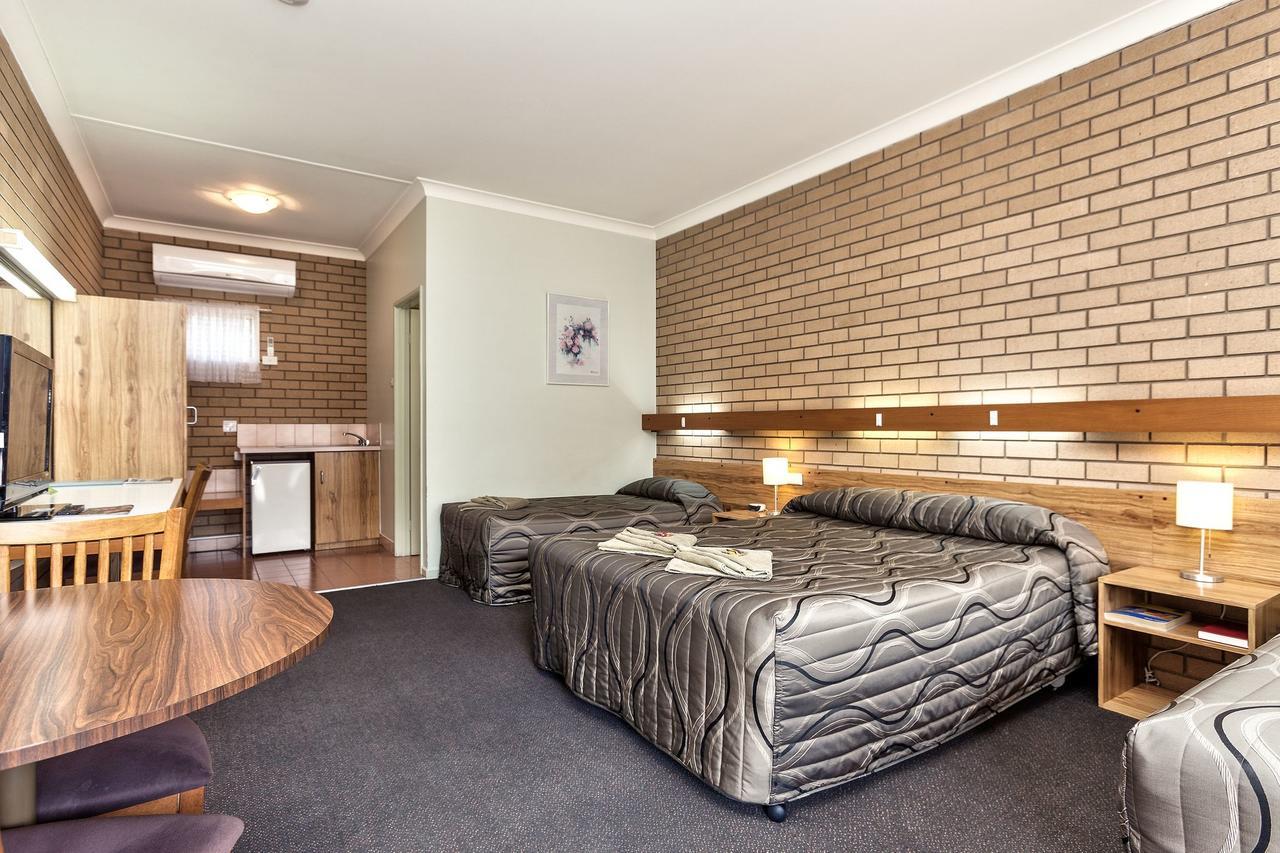 Holbrook Town Centre Motor Inn Екстериор снимка